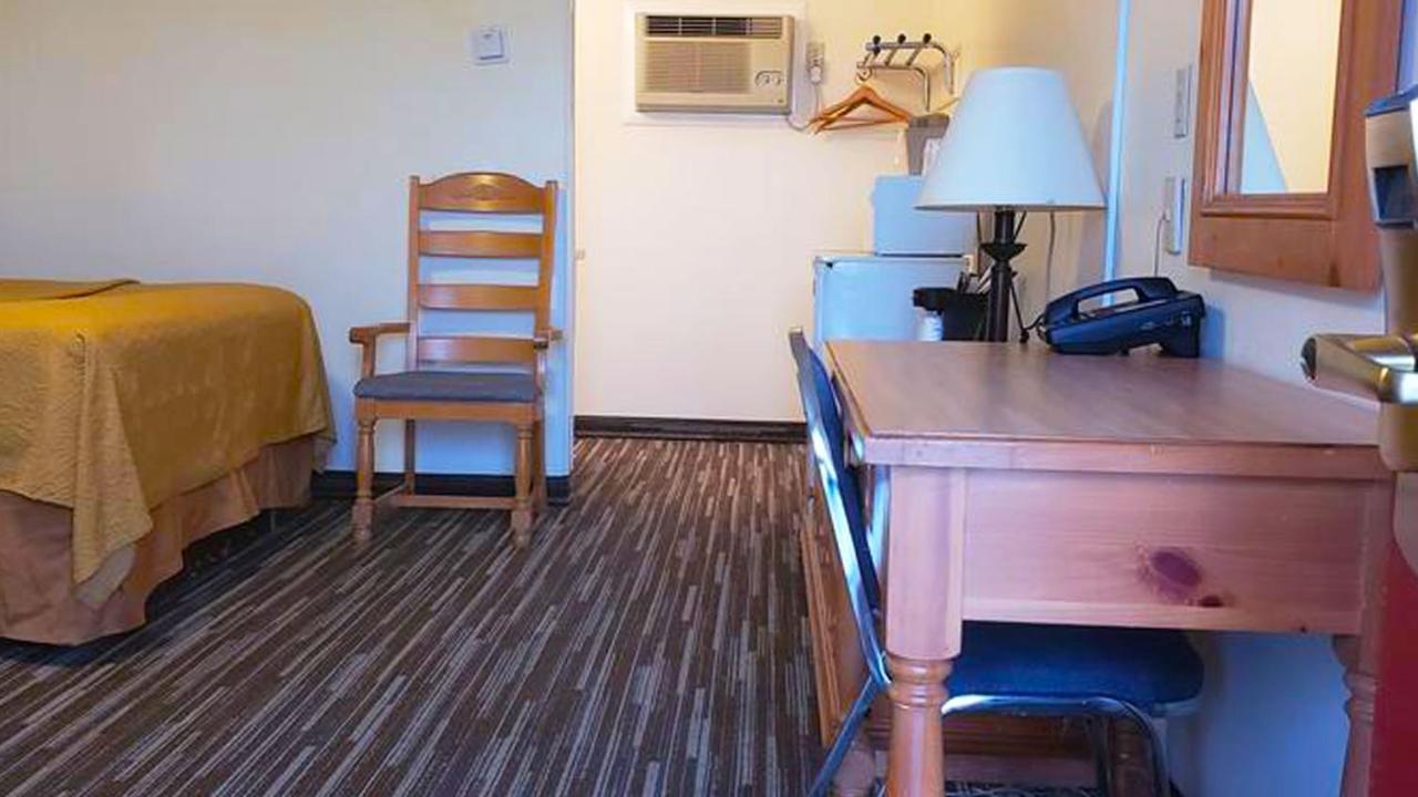 Western Motel Hardin Room photo